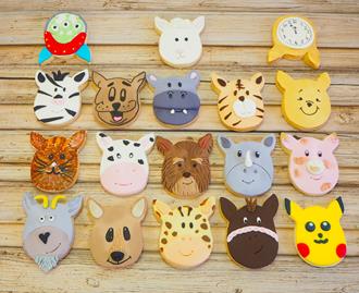 animal_head_decorated_cookies_on_background_v4_md